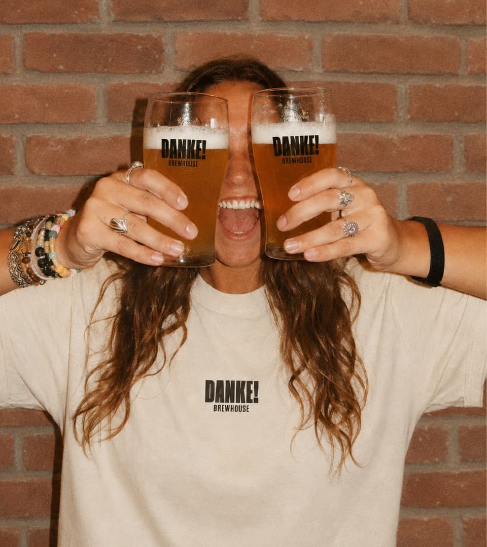 Copos da Danke no salão da cervejaria